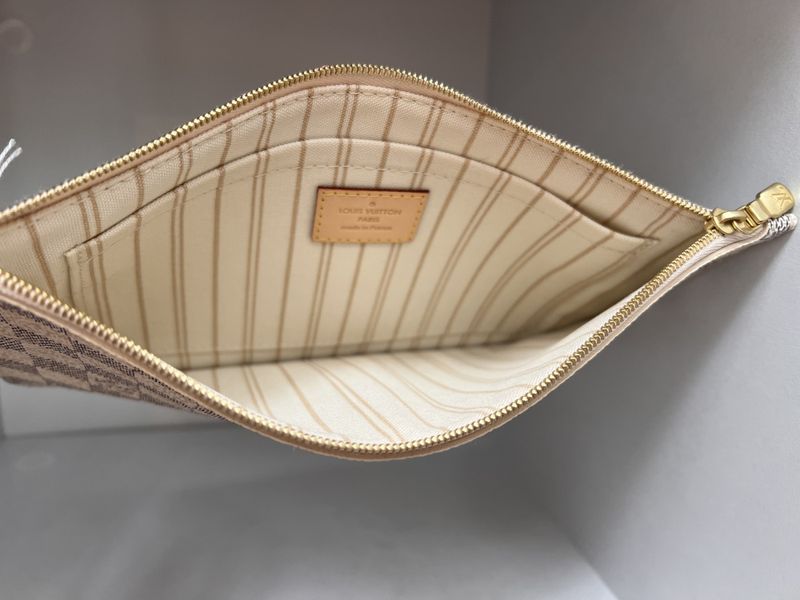 102292 - Louis Vuitton Damier Azur Neverfull Clutch 