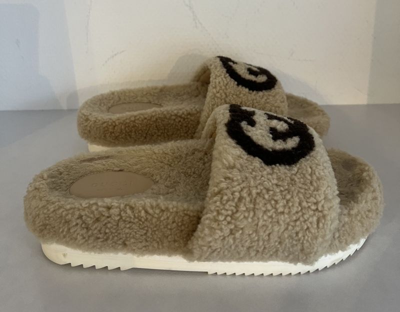 101937 - Gucci Shearling sandal