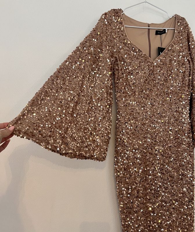 102051 - Fotsid paljettkjole gull 